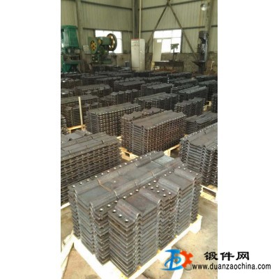 江西鍛造廠專業(yè)生產(chǎn)挖掘機(jī)搖臂，吊鉤，管卡等鍛造件