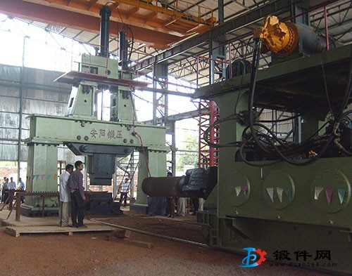 操作機(jī)公稱載重量20KN兩噸操作機(jī)安陽鍛壓生產(chǎn)